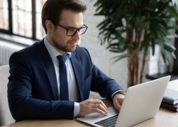 Firma jest zarejestrowana. Mężczyzna przy laptopie