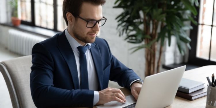 Firma jest zarejestrowana. Mężczyzna przy laptopie