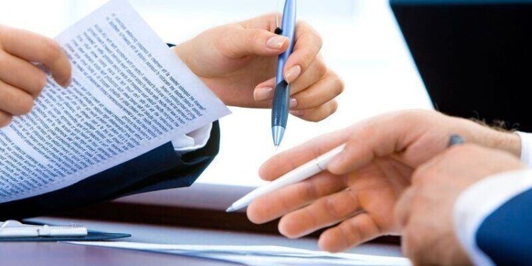 Klauzula - czym jest? Definicja pojęcia, rodzaje, przykłady