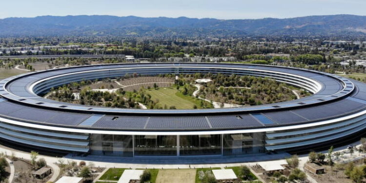 Crowdsourcing - definicja, jak działa, historia