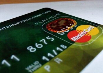 Karta debetowa - czym jest i jak działa?