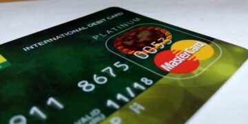 Karta debetowa - czym jest i jak działa?