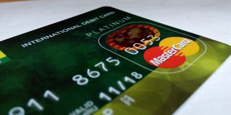 Karta debetowa - czym jest i jak działa?