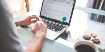 Dlaczego social proof jest kluczowy w skutecznych kampaniach online.