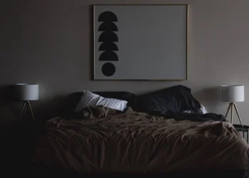 Obrazy do sypialni: Spokój, harmonia czy energia? Jak wybrać idealne motywy?