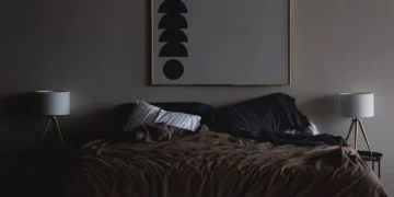 Obrazy do sypialni: Spokój, harmonia czy energia? Jak wybrać idealne motywy?