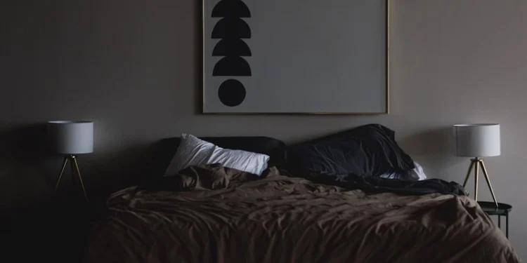 Obrazy do sypialni: Spokój, harmonia czy energia? Jak wybrać idealne motywy?