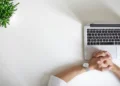Dlaczego abonament w LegalHelp jest lepszy niż adwokat na etacie – porównanie korzyści dla firm