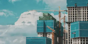 Na jakim etapie budowy warto zatrudnić inspektora nadzoru budowlanego?