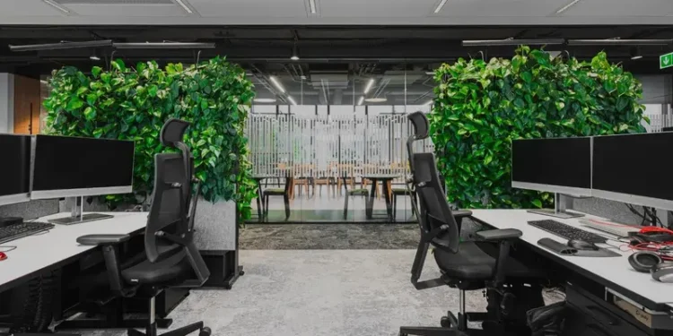Ogród wertykalny w praktyce – kiedy zielona ściana naprawdę zmienia przestrzeń?
