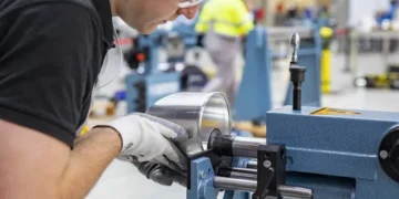 Szkolenie z udziałem praktyków – dlaczego uczniowie uczą się więcej niż podczas standardowych zajęć?